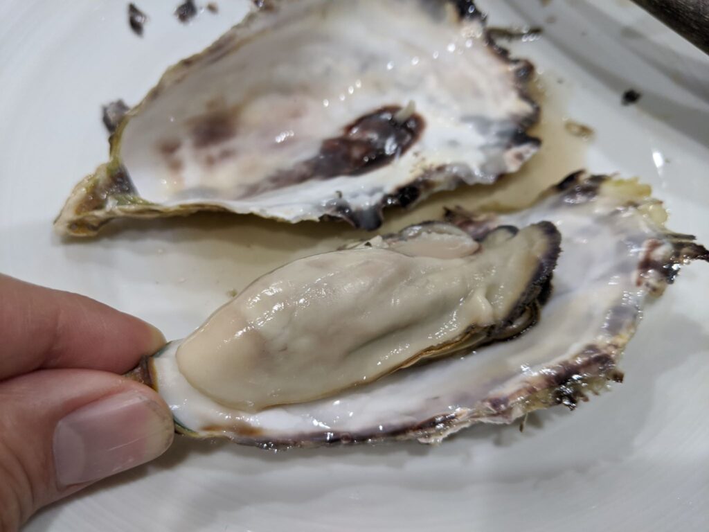 ダッチオーブンで白ワインで蒸し上げます