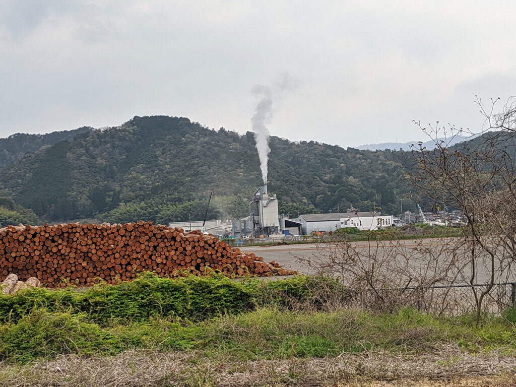 アスファルト工場がめちゃくちゃ臭い!