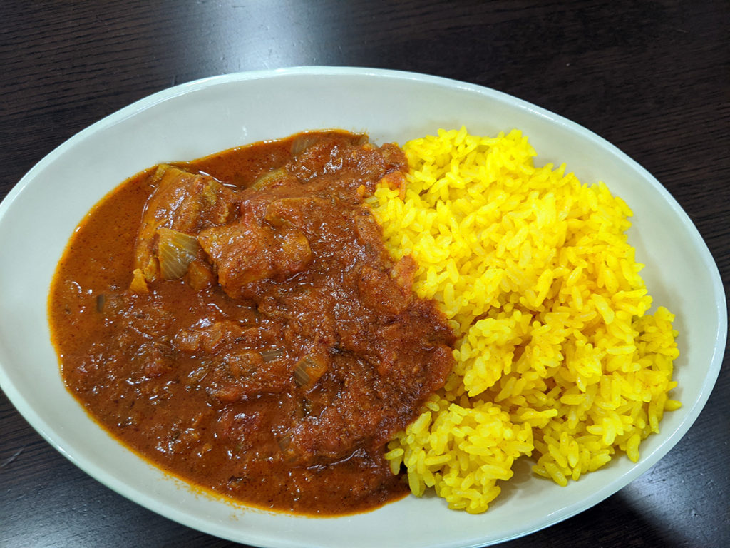 お昼は自家製スパイスのみで作ったチキンカレー