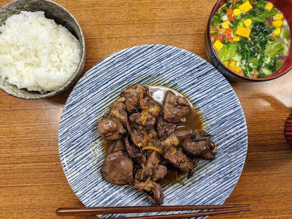 お昼は手作り鳥モツ煮込み