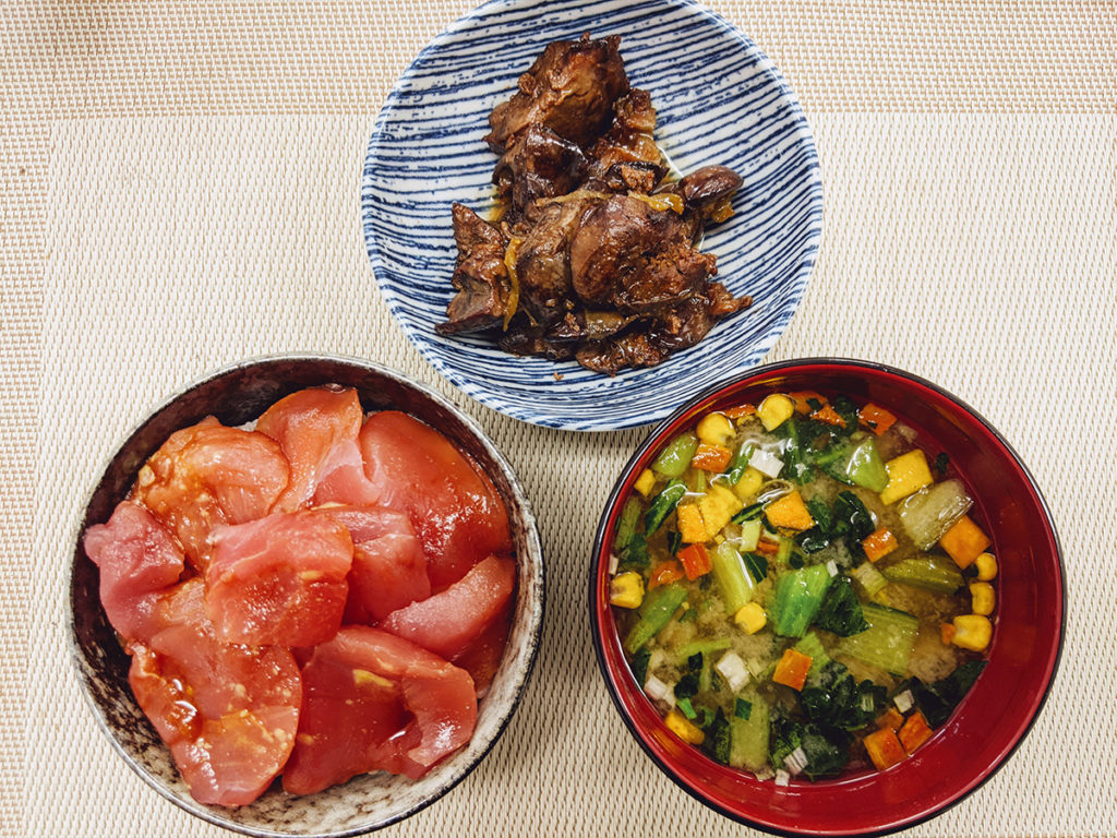 マグロ丼と鶏モツ煮込みの昼食