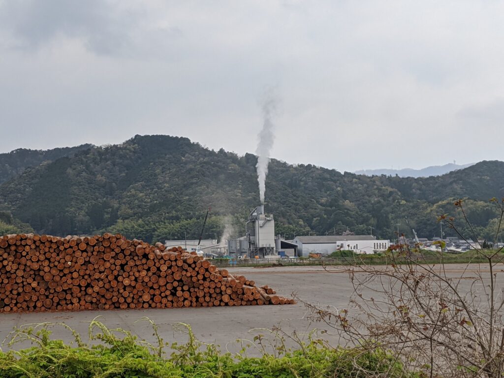アスファルト工場が臭い